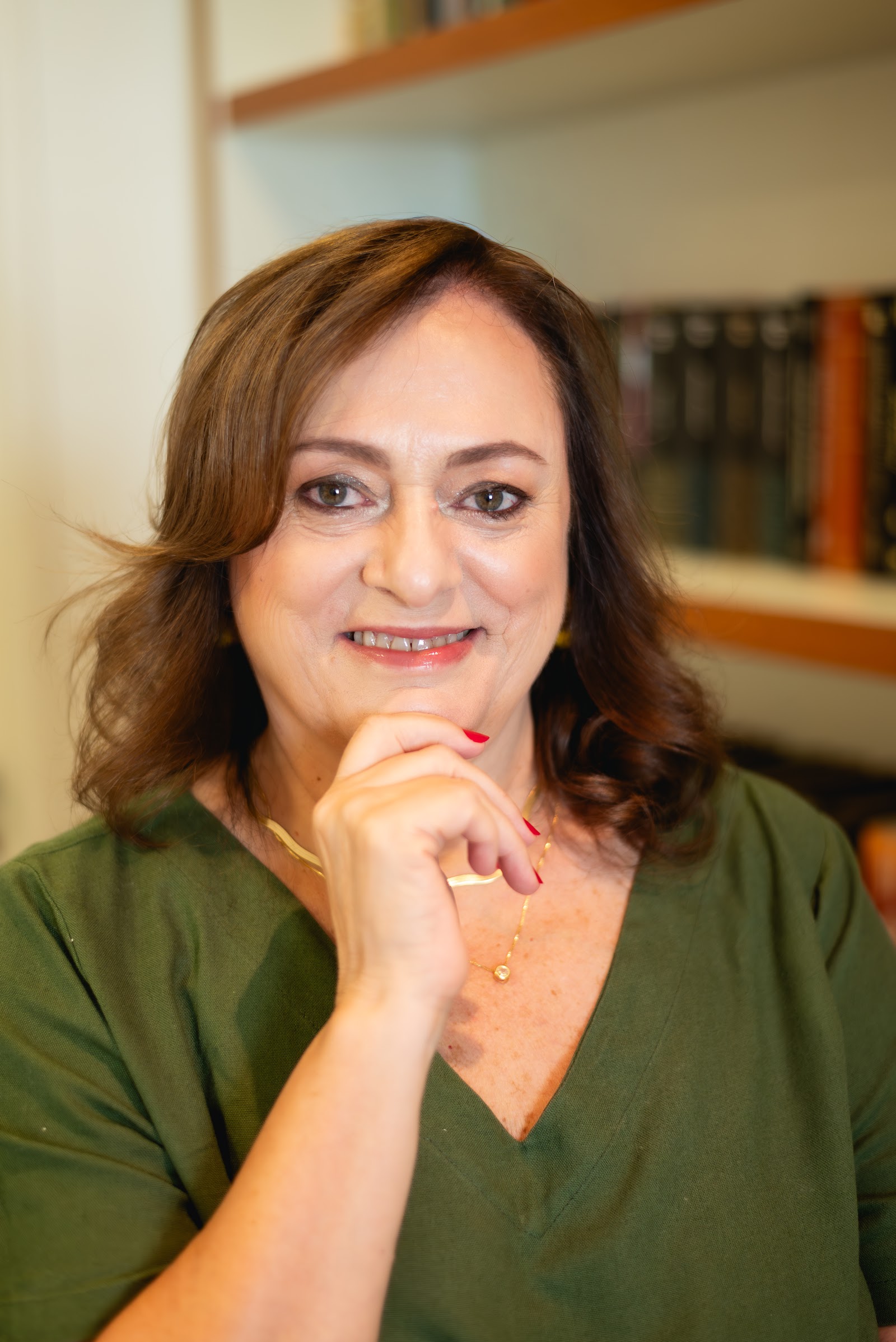 Amélia Sá, advogada, ouvindo com atenção no escritório em que atende os casos